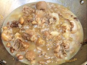 加入适量的蚝油、盐、糖调味，大火煮开后转中小火焖煮至花生盒猪尾的软硬度适合你自己的口感（我的煮了30分钟），加入面筋继续煮5分钟即可，没有面筋也可以不加。喜欢面筋吸收了酱汁，变得非常美味。