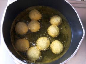 锅中倒入食用油，多一点，最好能末过麻球，油温烧至5层热，放入麻球小火炸