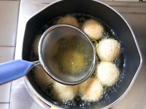 待麻球浮起，用网筛网下压，反复按压，大概炸五六分钟即可