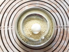 分成20克一个，沾上白芝麻