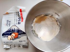 搅拌缸中先放入液体，再放入面粉、盐、糖、奶粉，酵母放在最上面。开启厨师机打面。