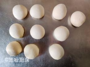 20分钟后取出面团，平均分成10个，一个48克左右，面团滚圆后静置15分钟左右。这款面包采用一次发酵法，不用完全发酵就可以操作。