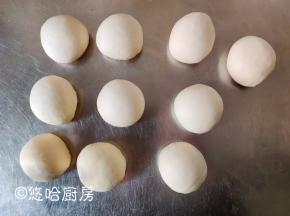 20分钟后取出面团，平均分成10个，一个48克左右，面团滚圆后静置15分钟左右。这款面包采用一次发酵法，不用完全发酵就可以操作。