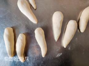 静置后的面团搓成水滴的形状。