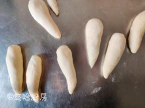 静置后的面团搓成水滴的形状。