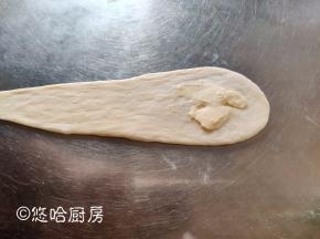 面团从中间上下擀开，在粗的一头抹上一点软化的有盐黄油。