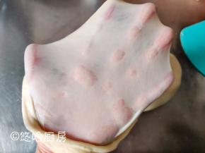 一直打至面团能拉出手套膜为止。