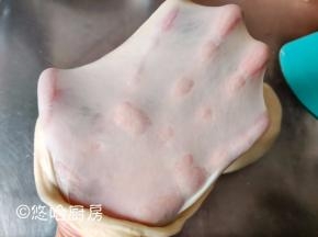 一直打至面团能拉出手套膜为止。
