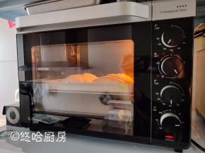 烤箱以上火200度、下火160度预热，预热到位后放入烤盘至中下层，烘烤12分钟左右。