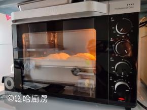 烤箱以上火200度、下火160度预热，预热到位后放入烤盘至中下层，烘烤12分钟左右。