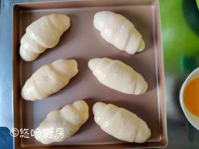 发酵一个小时后，面团已发至2倍大。在面团表面刷一层全蛋液，撒一点海盐粒做装饰即可。