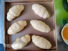 发酵一个小时后，面团已发至2倍大。在面团表面刷一层全蛋液，撒一点海盐粒做装饰即可。