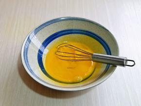 先做蛋黄糊，蛋黄用手动打蛋器打散，加入玉米油，使油和蛋液完全融合再一起。
