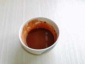 可可粉，加入热水搅拌均匀凉一会儿。备用。