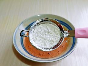 筛入低筋面粉，用手动打蛋器拌均匀，看不到面粉为止。(拌的时候使用手动打蛋器呈Z字形状来回搅动，切记不要转圈搅拌，以免起筋。)