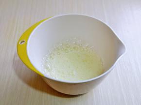 蛋白打发，往蛋白里加入柠檬汁(白醋也可以)电动打蛋器将蛋白中速打发至呈现鱼眼泡。