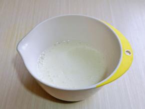 加入三分之糖，继续中速打发，蛋清泡消失。