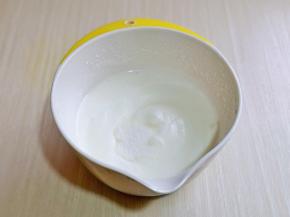 蛋白细腻时再加入三分之一的糖，继续打发。