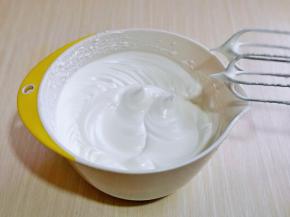 电动打蛋器中速打发，打至湿性发泡时加入最后的三分之一糖，继续打发至蛋白出现细腻的纹路，将电动打蛋器调低速打发一会儿，感觉有些阻力时，就可以停止打发，以免消泡，提起打蛋器有微微的弯勾就可以。