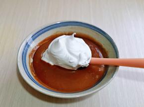 取三分之的蛋白放入可可蛋黄糊器具中，翻拌均匀， 从底下往上翻拌，手法要轻。