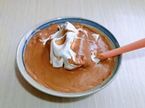 再取三分之一的蛋白霜加入蛋黄糊中，继续上面的手法，翻拌直至看不到蛋白霜。