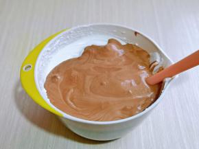 最后将可可蛋黄糊倒入蛋白霜的容器中，继续翻拌的手法，直至看不到蛋白霜即可。