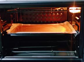 烤盘放烤箱中层，上下155度烤28分钟，具体时间根据自家烤箱温度另定。