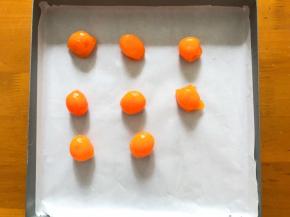 咸蛋黄放入烤箱160度烤5分钟