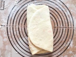 两边向中间折叠，再次擀成长方形折叠，反复两次即可