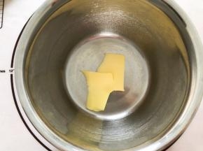 先做水油皮，黄油软化至能按下手指印