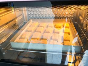 放入预热好的烤箱中层，160度30分钟，出炉冷却后密封保存