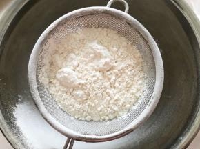 筛入低筋面粉