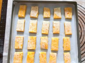 用叉子叉出小洞