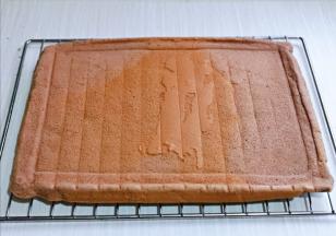 烤好后取出，把油纸撕掉，放烤网上晾凉。



1