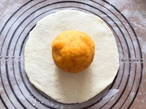 油皮擀成圆片，包入油酥