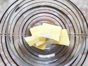 黄油软化加入盐