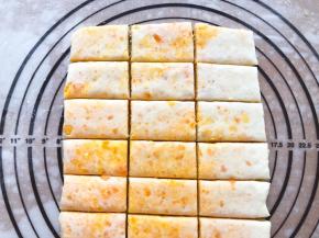 用刮刀切成小长方形