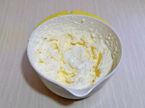 打发奶油，奶油倒入一个大口深一点的器具中，加入细砂糖，启动电动打蛋器打发即可。