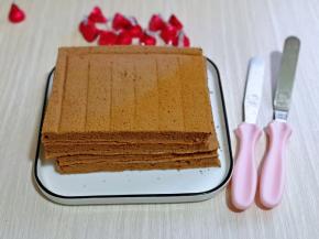 把蛋糕切成四等份，记得把边角切掉，切整齐，准备好学厨的抹刀