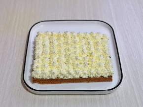 再挤上一层花朵奶油，这样重复把蛋糕叠加做完。