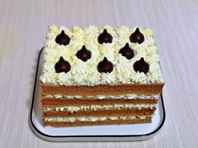 最后再最上面的一片蛋糕上，挤出奶油花朵，再装饰上几颗巧克力，这样蛋糕就做好啦。