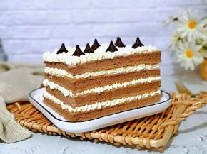 绵软的蛋糕，香浓的巧克力，好吃极了。