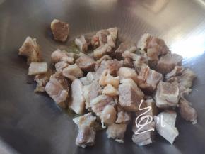 油锅烧热，放入牛腩翻炒片刻