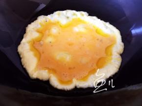油锅烧热，倒入鸡蛋液