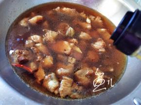 倒入料酒，煮半小时