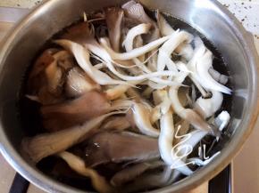 锅中烧开水，放入平菇焯水1分钟