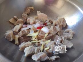 放入葱姜红辣椒翻炒片刻