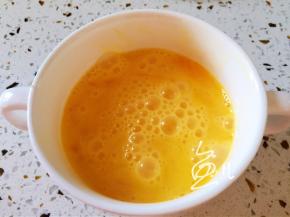 鸡蛋搅散、搅匀