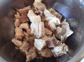 焯水后将牛腩捞出洗净，沥干水分