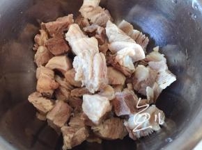 焯水后将牛腩捞出洗净，沥干水分